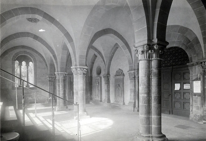 Innenansicht der spätromanischen Stiftskirche St. Peter in der Altstadt von Fritzlar, um 1900